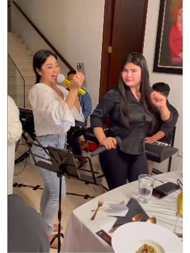 Sempat Berseteru, Ini 6 Potret Dewi Perssik Nyanyi Bareng Meldi di Acara Keluarga