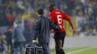 Gelandang Manchester United, Paul Pogba, keluar lapangan usai mendapat cedera pada laga kontra Fenerbahce, di Stadion Sukru Saracoglu, Jumat (4/11/2016) dini hari WIB.  (Reuters/Murad Sezer)