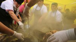 Kesibukan para narapidana saat kompetisi kuliner 'INPE Mistura 2016' di penjara perempuan Chorrillos di Lima, Peru, Rabu (7/9). Setiap penjara mewakilkan sejumlah tahanan untuk menjadi juru masak dalam kompetisi tahunan ini. (REUTERS/Mariana Bazo)
