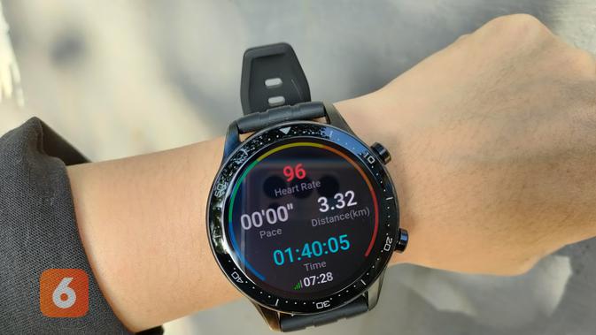 Realme Watch S Pro saat mendeteksi aktivitas walking outdoor (Liputan6.com/ Agustin Setyo W)