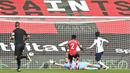 Pemain Tottenham Hotspur Son Heung-min (kanan) mencetak gol ke gawang Southampton pada pertandingan Liga Premier Inggris di Stadion St. Mary, Southampton, Inggris, Minggu (20/9/2020). Tottenham menekuk Southampton 5-2, Son Heung-min menyumbang empat gol. (Justin Tallis/Pool via AP)