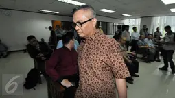 Alex Usman saat berada di ruang sidang untuk menjalani sidang perdana pembacaan dakwaan di Pengadilan Tipikor, Jakarta, Kamis (29/10/2015). Alex Usman didakwa merugikan keuangan negara sejumlah Rp81.433.496.225. (Liputan6.com/Helmi Afandi)