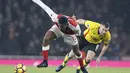 Pemain Arsenal, Alex Iwobi (kiri) berusaha melewati hadangan pemain Watford, Tom Cleverley pada lanjutan Premier League di Emirates stadium, London, Selasa (31/1/2017). Arsenal kalah 1-2. (AP/Frank Augstein)