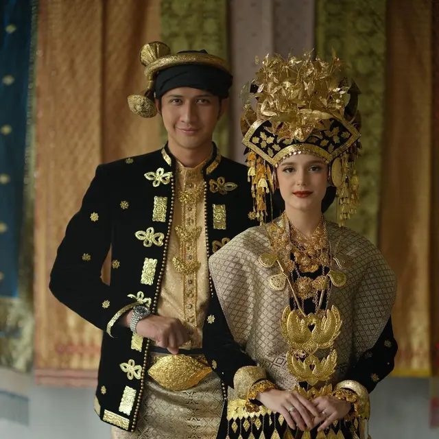 5 Potret Prewedding Aditya Zoni dan Yasmine Ow dengan Busana Adat, Memesona