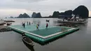 Lapangan terapung ini terletak di Desa Koh Panyee, Phang Nga, Thailand. Foto diambil pada 1 Oktober 2014. (AFP PHOTO/Christophe ARCHAMBAULT)