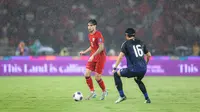 Pemain Timnas Indonesia, Kevin Diks (kiri) berusaha melewati pemain Jepang, Koki Machida saat laga lanjutan putaran ketiga Grup C Kualifikasi Piala Dunia 2026 di Stadion Utama Gelora Bung Karno (SUGBK), Senayan, Jakarta, Jumat (15/11/2024). (Bola.com/Bagaskara Lazuardi)