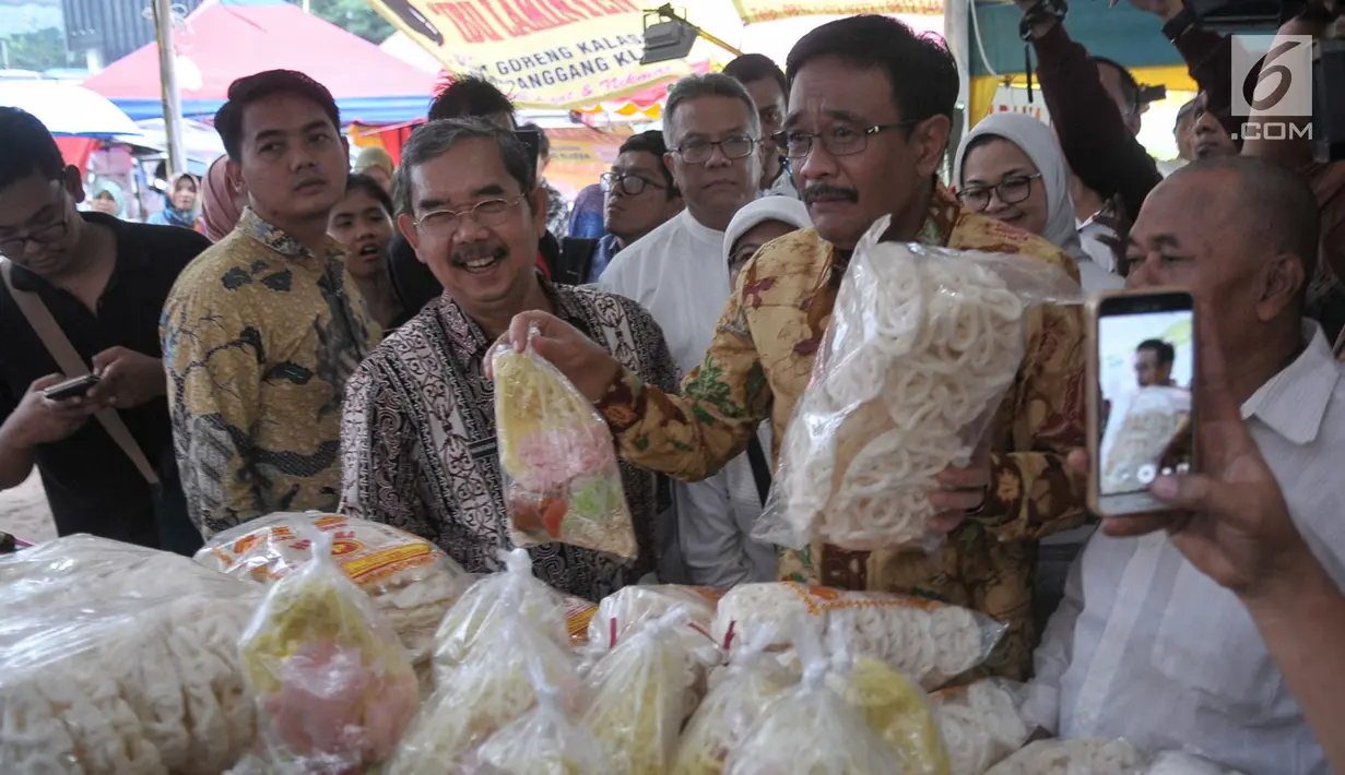 Plt Gubernur DKI Jakarta, Djarot Saiful Hidayat saat membeli jajanan takjil di pasar Benhil, Jakarta, Jumat (2/6). Djarot meninjau pasar takjil Benhil serta membeli aneka makanan takjil tradisional. (Liputan6.com/Yoppy Renato)