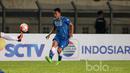 Perubahan formasi pada kubu Persib Bandung membuat permainan semakin hidup terutama kreasi dari sayap dan tengah yang dipimpin Dedi Kusnandar.  (Bola.com/Nicklas Hanoatubun)