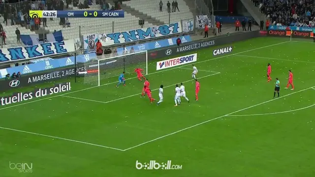Berita video gol unik gelandang Olympique Marseille, Luiz Gustavo, yang melewati kolong tiga pemain Caen. This video presented by BallBall.