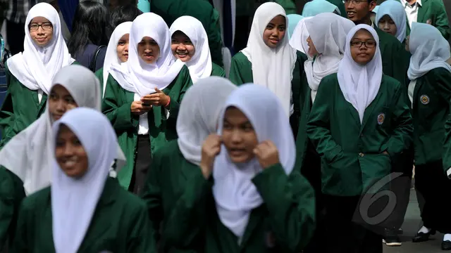 Keseruan Para Pelajar Usai Upacara Hardiknas