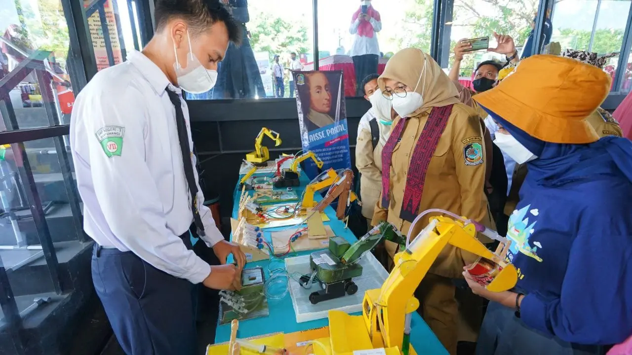 Bupati Banyuwangi Ipuk Fiestiandani (Tengah) meninjau hasil karya siswa di Festibal Sains 2022 (Istimewa)