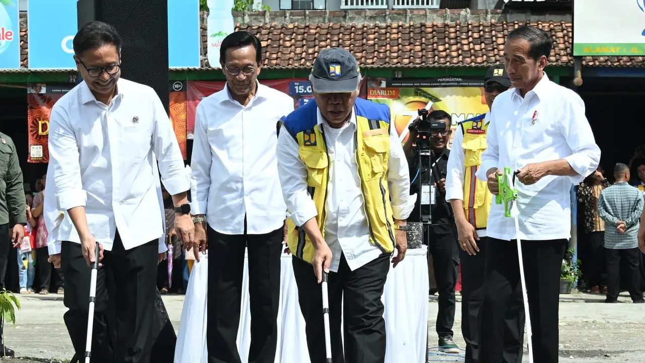 Presiden Joko Widodo atau Jokowi meresmikan tujuh ruas jalan di Daerah Istimewa Yogyakarta (DIY).