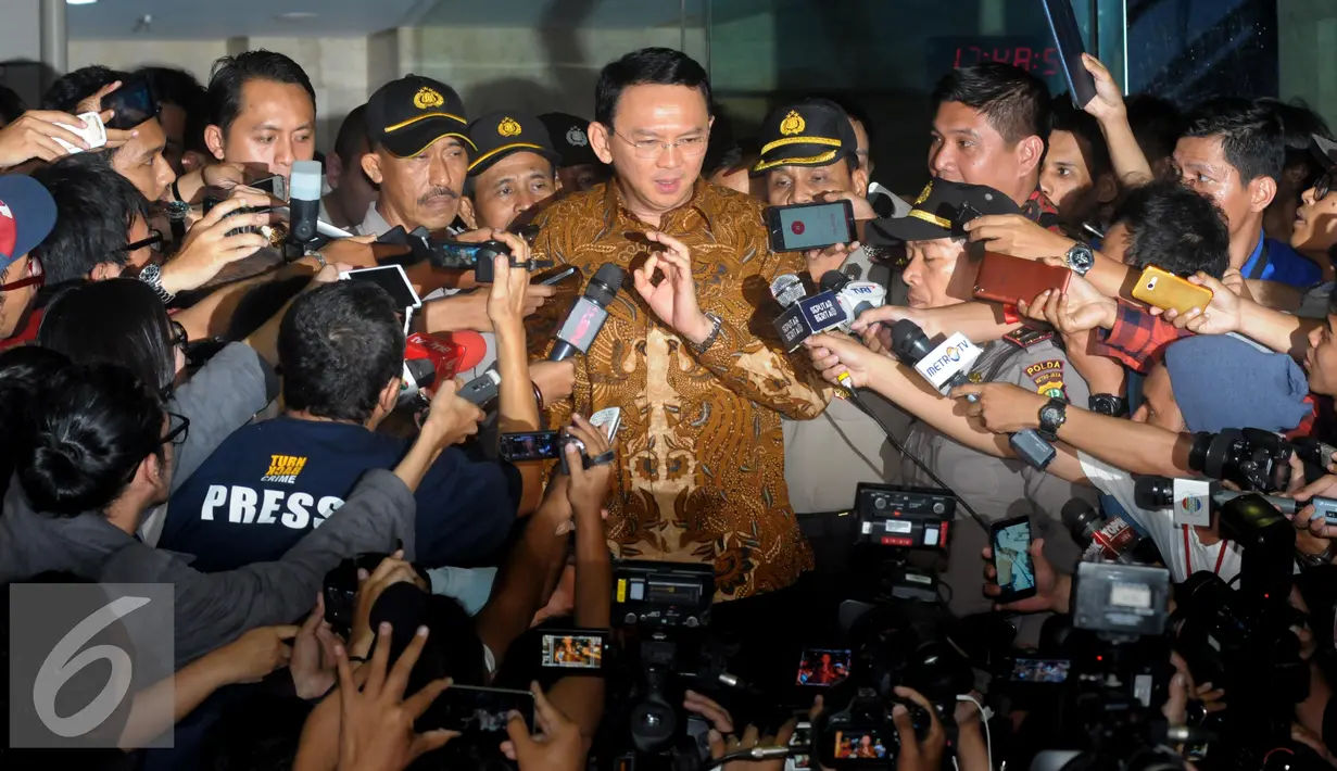 Gubernur DKI Jakarta, Basuki Tjahaja Purnama (Ahok) selesai menjalani pemeriksaaan KPK setelah diperiksa selama hampir delapan jam, Jakarta, Selasa (10/5). Ahok keluar Gedung KPK sekitar pukul 17.50 WIB. (Liputan6.com/helmi Afandi)