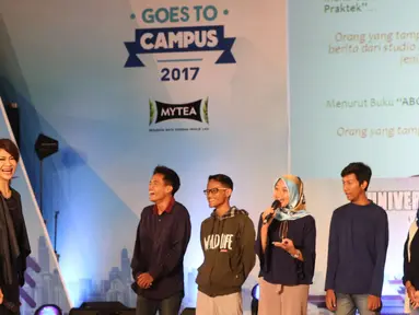 Pembawa berita senior Ira Koesno berbagi pengalaman sebagai seorang Jurnalis di Universitas Gadjah Mada, Yogyakarta, Rabu (1/11). Dalam acara EGTC 2017 Ira berbagi dan memberikan pengalamannya sebagai pembaca berita. (Liputan6.com/Helmi Afandi)