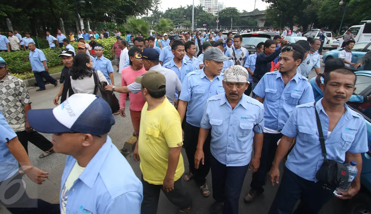 Para sopir taksi melakukan sweeping terhadap pengemudi taksi yang masih beroperasi di sekitar Jalan Medan Merdeka Selatan, Jakarta, Senin (14/3). Ribuan sopir taksi dan bus kota menggelar unjuk rasa di Istana hari ini. (Liputan6.com/Immanuel Antonius)