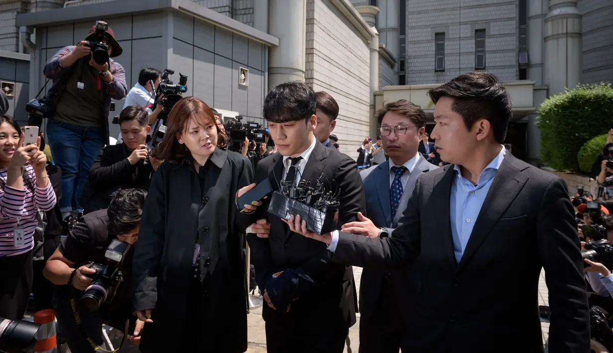 Mantan anggota boyband BIGBANG, Seungri ditahan seusai menghadiri sidang pemeriksaan di Pengadilan Distrik Pusat Seoul, Selasa (14/5/2019). Seungri resmi ditahan atas tuduhan kasus penggelapan dan prostitusi (mucikari). (Ed JONES / AFP)