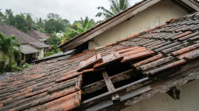 Tanda Genteng Rumah Bergeser Setelah Hujan dan Angin Kencang