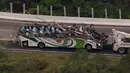 Kondisi sebuah bus usai melaju tak terkendali dan terjun bebas ke jurang di negara bagian Sao Paulo, Brasil, Kamis (9/6). Kecelakaan menewaskan 18 orang dan melukai 28 lainnya, sebagian besar dari mereka adalah anak-anak usia sekolah. (RECORD TV/AFP)