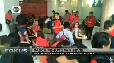 Usai di-PHK, sekitar 200 orang mantan karyawan Seven Eleven berdemonstrasi. Mereka menuntut pembayaran pesangon dan THR.