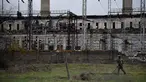 Seorang tentara Rusia menjinakkan pembangkit listrik Luhansk di kota Shchastya (13/4/2022). Pembangkit listrik Luhansk adalah pembangkit listrik termal di utara Shchastia, dekat Luhansk, Ukraina. (AFP/ Alexander Nemenov)