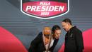 <p>Menteri Pemuda dan Olahraga Republik Indonesia, Zainudin Amali (kanan) berbisik dengan Ketum PSSI, Mochamad Iriawan saat konferensi pers Piala Presiden 2022 di Studio Lantai 8 SCTV Tower, Senayan City, Jakarta pada Senin (06/06/2022). (Bola.com/Bagaskara Lazuardi)</p>
