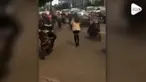 Seorang pemotor tergoda melihat perempuan seksi yang melintas di jalan. Namun hal tersebut membuatnya hilang konsentrasi dan menabrak trotoar.
