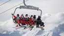 Sejumlah orang mengenakan kostum Santa Claus menaiki kereta gantung di resor ski Verbier, Pegunungan Alpen Swiss (2/12). Selain itu acara tersebut juga untuk menyambut perayaan Natal. (AFP Photo/Fabrice Coffrini)