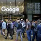 Staf Google melakukan pemogokan di kantor pusat perusahaan Inggris di London pada 1 November 2018 sebagai bagian dari kampanye global atas penanganan pelecehan seksual oleh raksasa teknologi AS. Tolga Akmen/AFP