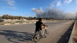 Diketahui, Salah al-Din di dekat kamp pengungsi Nusseirat, Jalur Gaza Tengah merupakan jalan yang biasa digunakan oleh warga Palestina untuk mencapai titik distribusi bantuan yang didirikan oleh Yayasan Kemanusiaan Gaza (GHF). (Eyad BABA/AFP)