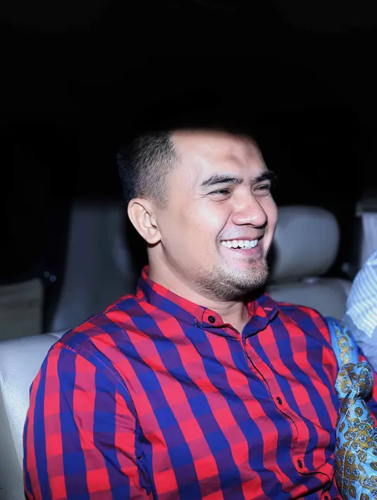 "Ya mungkin beliau capek. Secara psikologis Ipul lelah di tanya penyidik. Apalagi ada masalah bertubi-tubi," kata Arvid Saktyo, pengacara Saipul Jamil, di Gedung KPK, Jakarta Selatan, Senin (16/1/2017). (Nurwahyunan/Bintang.com)