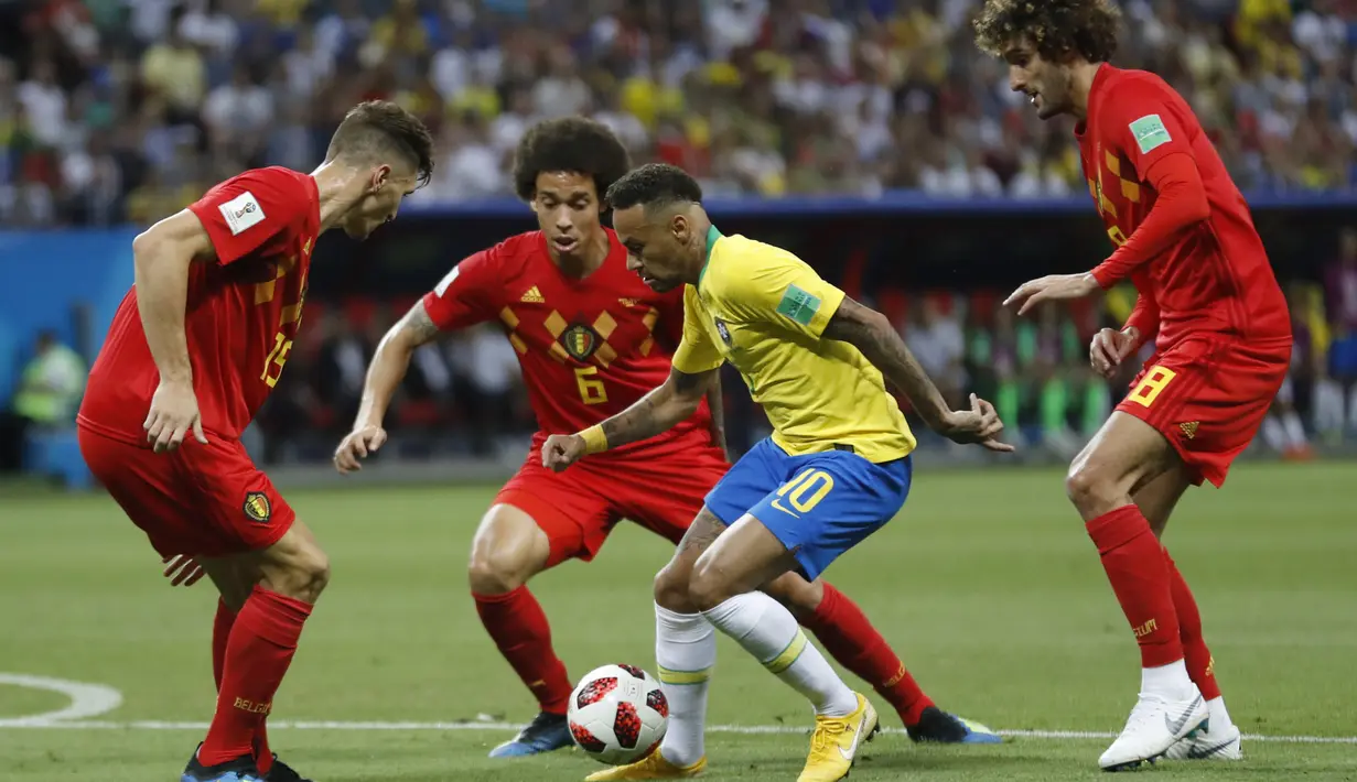 Striker Brasil, Neymar, berusaha lolos dari kepungan pemain Belgia pada laga perempat final Piala Dunia di Kazan Arena, Kazan, Jumat (6/7/2018). Belgia menang 2-1 atas Brasil. (AP/Eduardo Verdugo)