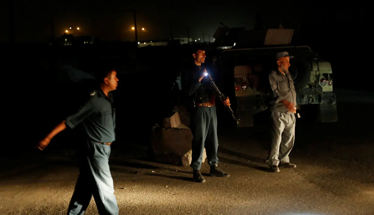 Petugas kepolisian melakukan pengamanan di dekat lokasi ledakan yang mengguncang Ibu Kota Kabul, Afghanistan, Senin (1/8). Jumlah korban akibat ledakan yang disebabkan oleh bom truk itu belum dikonfirmasi otoritas Afghanistan. (REUTERS/Mohammad Ismail)