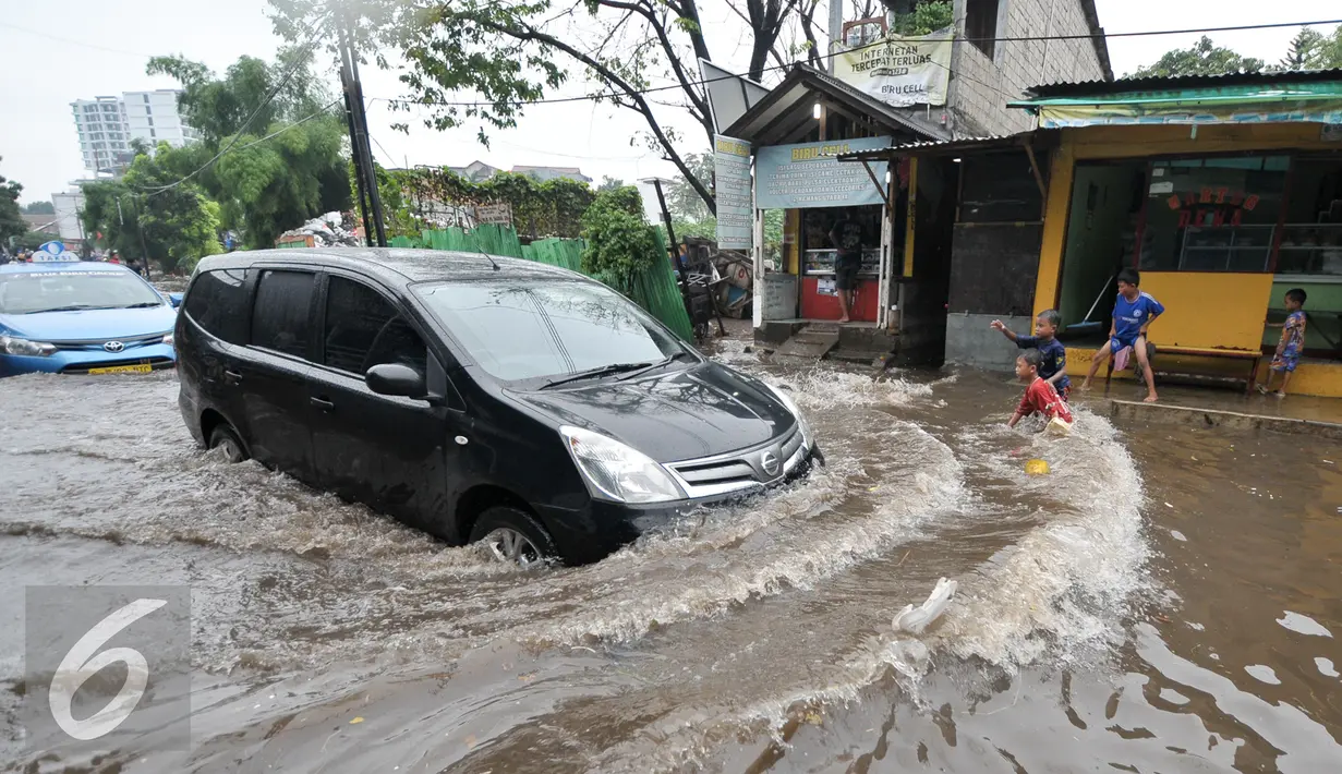 Sejumlah mobil berusaha menerobos banjir di kawasan Kemang Utara, Jakarta Selatan, Rabu (20/7). Akibat intensitas hujan deras yang mengguyur Jakarta, sejumlah ruas jalan tergenang air. (Liputan6.com/Yoppy Renato)