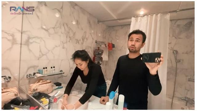 Dari video yang diunggah di YouTube, tampak Nagita mencuci pakaian di wastafel. Ia memanfaatkan sabun dan shampo yang ada di hotel.