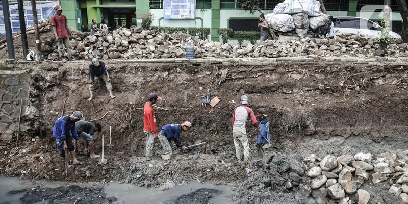 FOTO: Memantau Perbaikan Turap Kali Utan Kayu