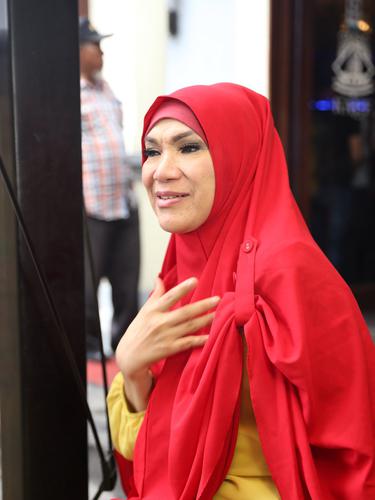 Dorce Gamalama Ada Yang Mau Adu Domba Saya Sama Ratna Sarumpaet News Entertainment Fimela Com