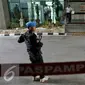 Petugas paspampres dengan senjata lengkap berjaga diluar acara yang dihadiri Presiden di Jakarta, Senin (18/1). Pengamanan ketat terhadap Presiden tersebut dilakukan pasca teror bom pada Kamis (14/1) dikawasan MH.Thamrin. (Liputan6.com/Faizal Fanani)