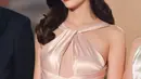Krystal Jung memikat dengan gaya female-fatale. Dengan gaun cross-neck backless berwarna rose gold, Krystal menghadirkan tampilan yang feminin, membiarkan rambut panjang bergelombangnya tergerai dan ditarik ke salah satu sisi. Riasan wajah natural diberi sentuhan red lipstick yang bold. Foto: Instagram.