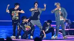 Grup K-pop Korea Selatan NCT Dream tampil selama konser K-pop sebagai bagian dari Seoul Festa 2022 di stadion Jamsil di Seoul (10/8/2022). Seoul Festa 2022 ini merupakan ajang untuk memulihkan sektor pariwisata kota Seoul yang sempat mengalami kemunduran akibat dampak pandemi Covid-19. (AFP/Jung Yeon-je)