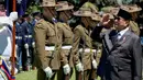 Diketahui, Australia dan Indonesia memiliki sejarah panjang kerja sama dan persahabatan yang terjalin di berbagai bidang. Tampak dalam foto, Presiden Indonesia Prabowo Subianto (kanan) memeriksa pasukan kehormatan di Admiralty House di Sydney, Australia, pada Rabu 12 November 2025. (Rick Rycroft/POOL/AFP)