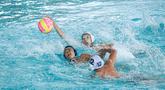 Pemain tim Pari Sakti dan Tirta Kencana 78 berebut bola pada kompetisi polo air Indonesia Open Aquatic Championships 2025 di Stadion Akuatik Gelora Bung Karno, Senayan, Jakarta, Rabu (12/11/2025). (Bola.com/Bagaskara Lazuardi)