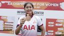 Pemain Jakarta 69, Zahra Muzdalifah, menunjukan medali saat Kompetisi Nasional AIA Championship di Lapangan TNI AU, Pancoran, Jakarta, Sabtu (01/12). Dari turnamen ini akan dipilih 16 orang untuk bertanding di Bangkok, Thailand. (Bola.com/M Iqbal Ichsan)
