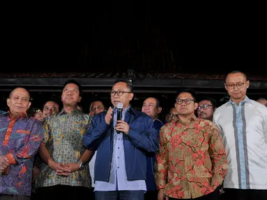 Ketum PAN Zulkifli Hasan bersama Koalisi Poros Cikeas memberikan keterangan pers di kediaman SBY di Cikeas, Jawa Barat, Jumat (23/9). Empat partai resmi mengusung Agus Yudhoyono dan Sylviana Murni untuk maju di Pilgub DKI. (Liputan6.com/Gempur M Surya)