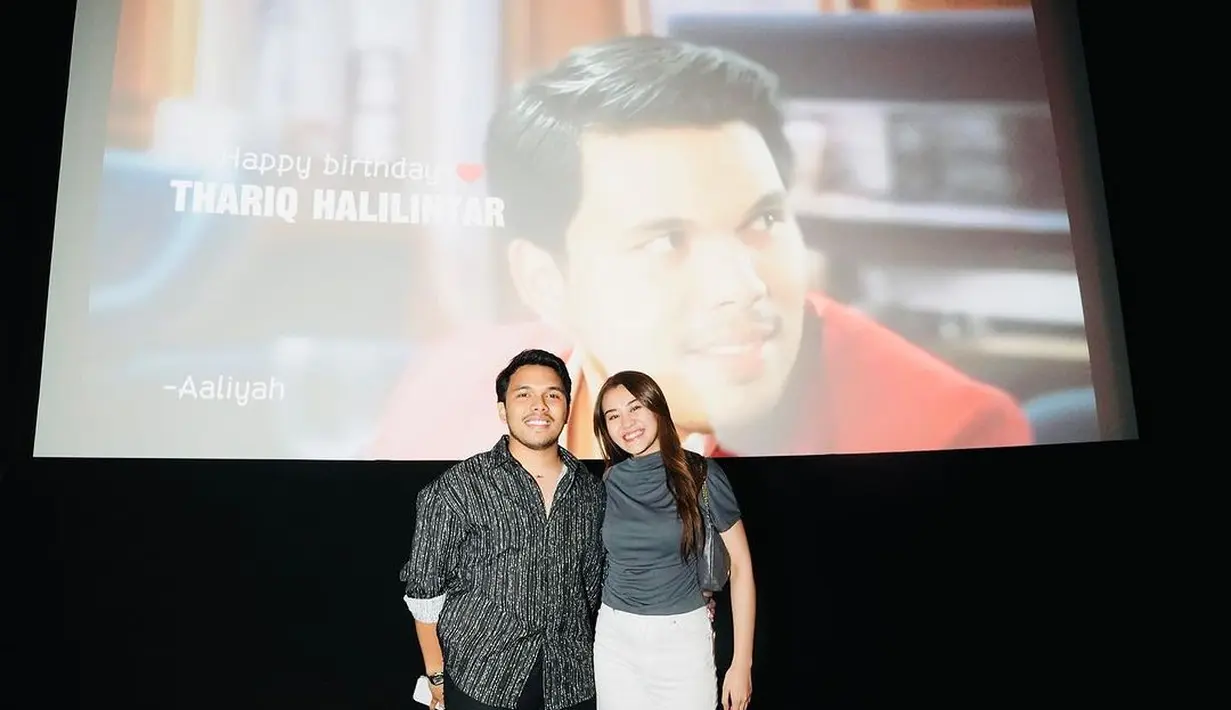 Aaliyah tampak memesona meski mengenakan outfit minimalis. Ia mengenakan kaus lengan pendek warna abu-abu tua yang dipadukan  long pants berwarna putih. [@thariqhalilintar]