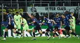 Gelandang Inter Milan asal Italia, Davide Frattesi (ketiga kiri) merayakan gol keempat timnya saat pertandingan sepak bola leg kedua semifinal Liga Champions 2024/2025 melawan FC Barcelona di Stadion San Siro, Milan pada 6 Mei 2025 waktu setempat atau Rabu (7/5/2025) dini hari WIB. (PIERO CRUCIATTI/AFP)Inter Milan sukses melaju ke final Liga Champions 2024/2025 usai mengalahkan Barcelona dengan skor 4-3 (agregat 7-6). (Marco BERTORELLO/AFP)