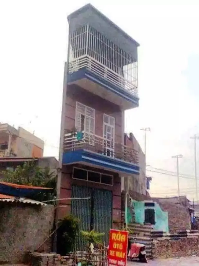 6 Potret Rumah Bertingkat dengan Desain Absurd Ini Bikin Tepuk Jidat