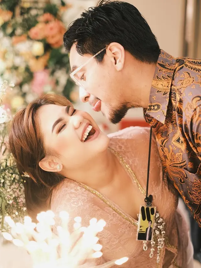 Potret Mytha Lestari dan Suami yang Makin Romantis