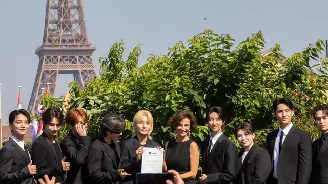 Direktur Jenderal UNESCO Audrey Azoulay (tengah) dan anggota boy grup K-pop Seventeen berpose selama sesi pemotretan sebelum upacara penunjukkan mereka sebagai Duta Pemuda di kantor pusat UNESCO di Paris, Prancis. (Dok. UNESCO)