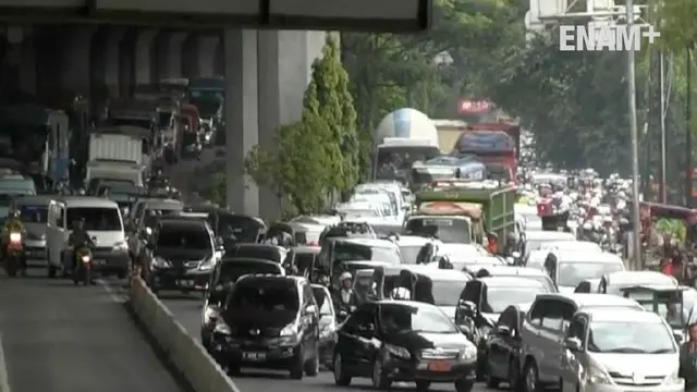 Ribuan warga menyerbu kantor Samsat Polda Metro Jayauntuk mengurus administrasi kendaraan mereka sebelum biaya pengurusan naik.