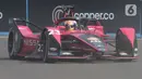 Pembalap Sébastien Buemi memacu kecepatan mobil balapnya dalam kualifikasi ajang balap Formula E Jakarta di Jakarta International E-Prix Circuit (JIEC), Jakarta, Sabtu (4/6/2022). Pole position Formula E Jakarta 2022 diraih pembalap DS Techeetah Jean Eric Vergne  usai mengalahkan rekan setimnya Antonio Felix da Costa pada final babak kualifikasi Formula E 2022 Jakarta. (Liputan6.com/Herman Zakharia)